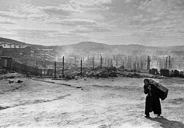 После налета немецкой авиации. Мурманск. 1941 г.