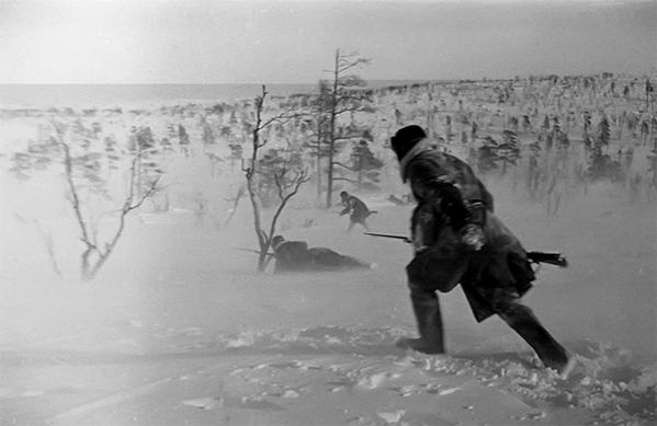 Советские пехотинцы в зимнем бою на полуострове Средний на севере Кольского полуострова