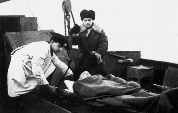 Прием раненых на советский санитарный транспорт на полуострове Рыбачий. 1942 г.