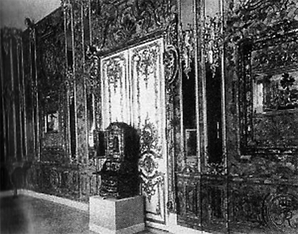 Похищенные янтарные панно и резные позолоченные двери были выставлены в одном из залов Кенигсбергского замка, где находился музей янтаря