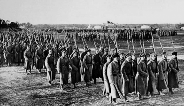 Красноармейцы во время прохождения парадным маршем на Ходынском поле 1 мая 1918 г.