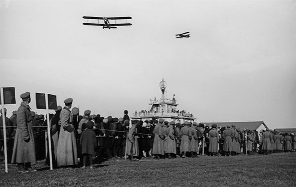 Группа самолетов пролетает над зрителями во время первого авиационного парада на Ходынском поле, 1 мая 1918 г.