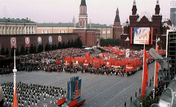 Участники парада физкультурников и демонстрации трудящихся на Красной площади 1 мая 1990 г. Архивный фонд города Москвы