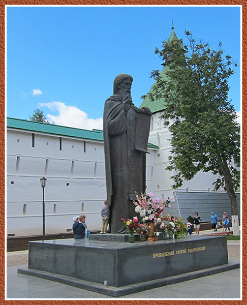 Памятник Сергию Радонежскому у стен Свято-Троицкой Сергиевой лавры