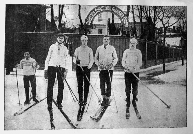 У станции Общества любителей лыжного спорта (ОЛЛС), Москва, Сокольники, 1910–1911 гг.