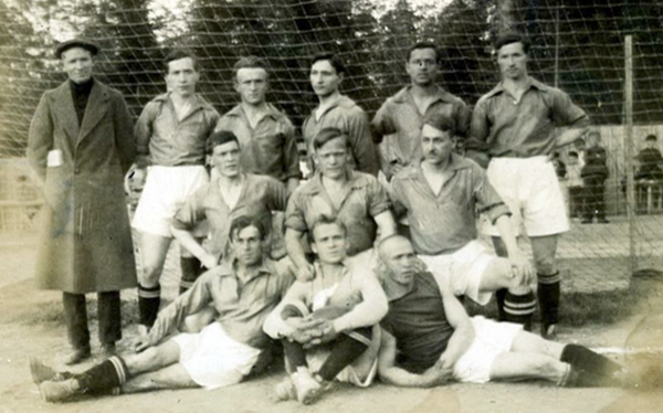 Футбольная команда ОППВ в 1923 году. Фото с сайта cska-games.ru