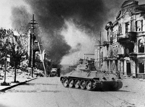 Советский танк Т-34-76 на улице города во время боев за освобождение Севастополя