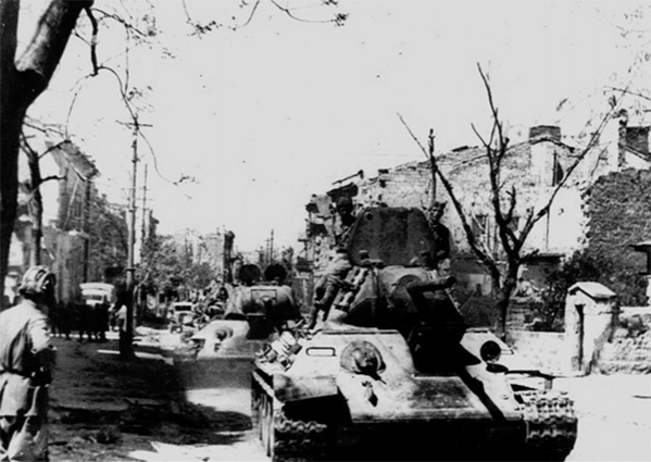 Советские танки на улице Фрунзе (ныне – проспект Нахимова) в дни освобождения Севастополя от немецких захватчиков. Май 1944 г.