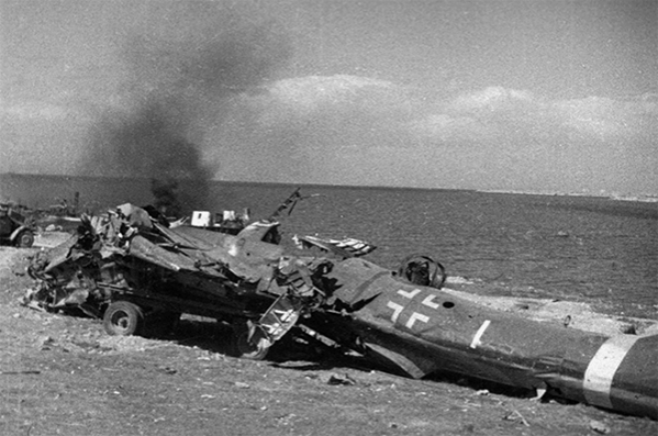 Обломки немецкого самолета на мысе Херсонес, май 1944 г.