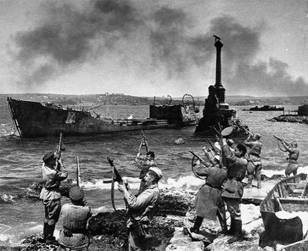 Салют в освобожденном Севастополе. Май 1944 г. Фото Е. Халдея
