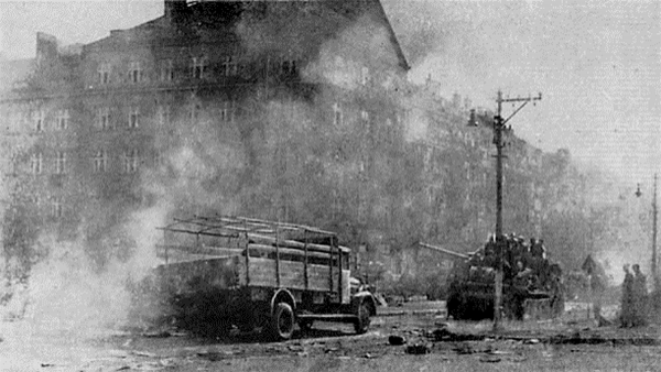 Уличный бой уральских добровольцев в Праге 9 мая 1945 г.