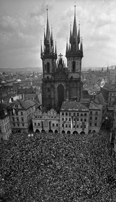 Население Праги празднует освобождение города. Фото Я. Рюмкина