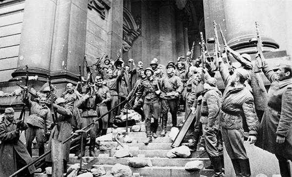 Советские солдаты у поверженного Рейхстага