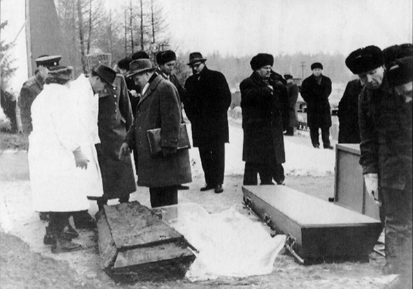 У гроба Неизвестного солдата. На 40-м километре Ленинградского шоссе перед транспортировкой праха Неизвестного солдата из братского захоронения к Кремлевской стене. Зеленоград, Матушкино, 1966 г.