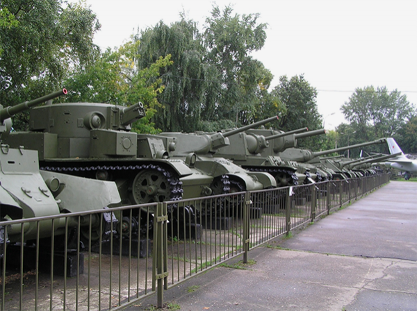 Экспозиция военной техники в музее Вооруженных Сил в Москве