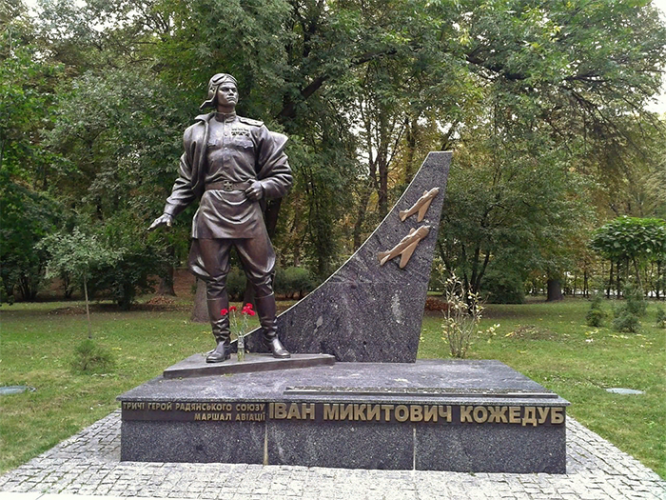 Памятник Ивану Кожедубу на Украине в Киеве