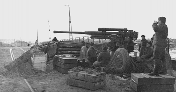 85-мм зенитная пушка 6-й батареи 732-го зенитно-артиллерийского полка на Пролетарском мосту. Октябрь 1941 г.
