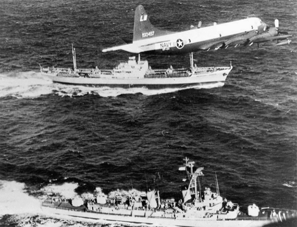 Советское торговое судно «Металлург Аносов» идёт курсом на Кубу. Параллельным курсом идёт эсминец ВМС США Barry, над ними самолёт Lockheed P-3A-20-LO «Orion» патрульной эскадрильи VP-44. Карибский кризис, 10 ноября 1962 г.