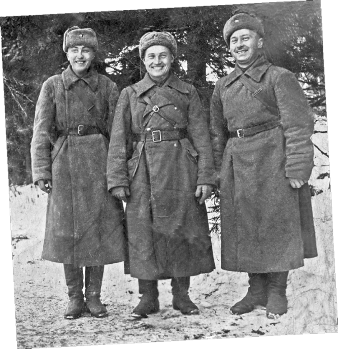 Отец Павел Леонович (справа) с однополчанами
