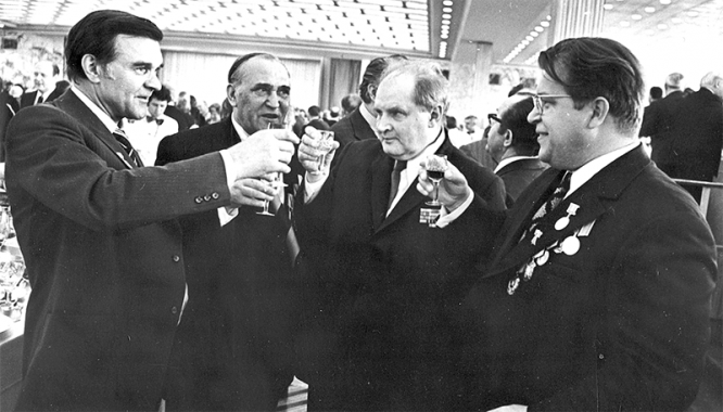М. Луконин с коллегами писателями на праздновании 30-летия Победы