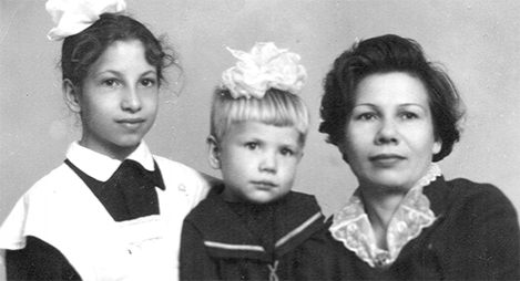 В. Ф. Атаманец с дочками.