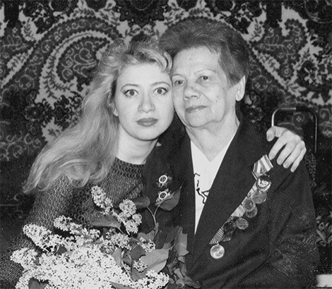 Вера Федоровна с внучкой.