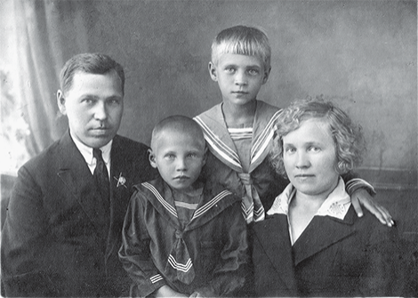 Грачёв Константин Иванович с женой Марией и детьми Лидой и Анатолием.