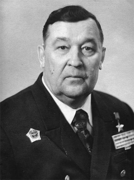 После окончания войны Николай Пантелеевич продолжал служить в ВВС.