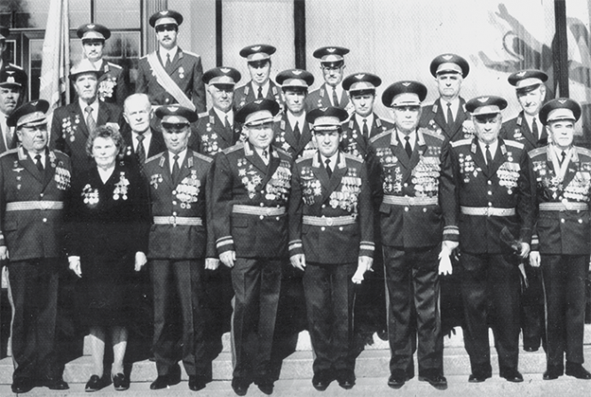 Звездный городок. Лаптиев И. Г. (младший) в кругу космонавтов (нижний ряд, второй справа).