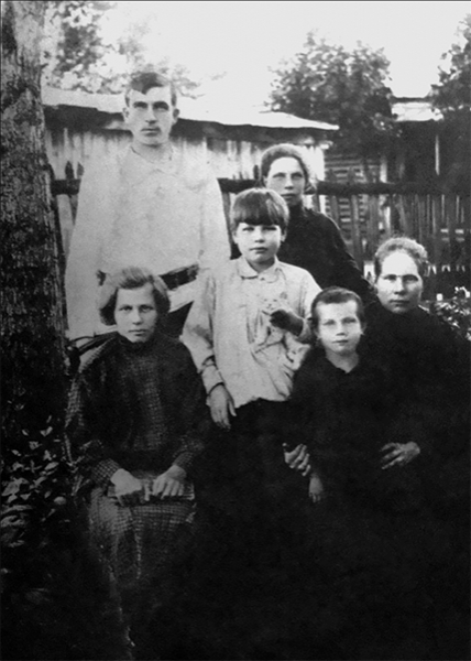 Семья Гольцевых: Екатерина Даниловна – в центре с котенком на руках, Орехово-Зуево, начало 20-х годов