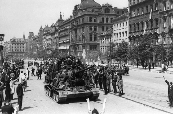 Советский танк Т-34 с пражскими повстанцами на броне едет по Вацлавской площади Праги