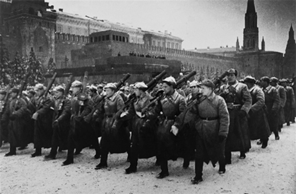 Пулеметчики на параде в честь 24-й годовщины Великой Октябрьской социалистической революции. Красная площадь, 7 ноября 1941 года
