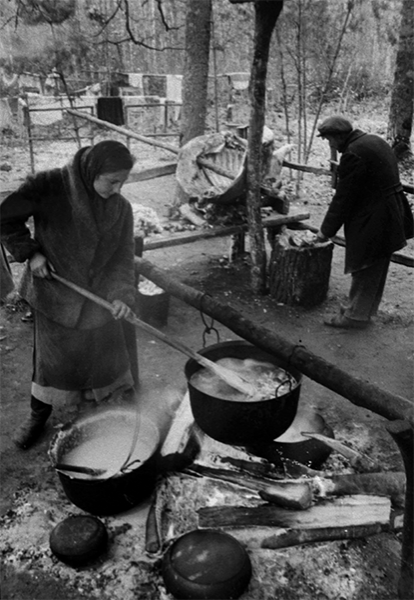 Приготовлением пищи занимались женщины. Даже во время бомбежек они не отходили от котлов, так как понимали, что необходимо накормить партизан