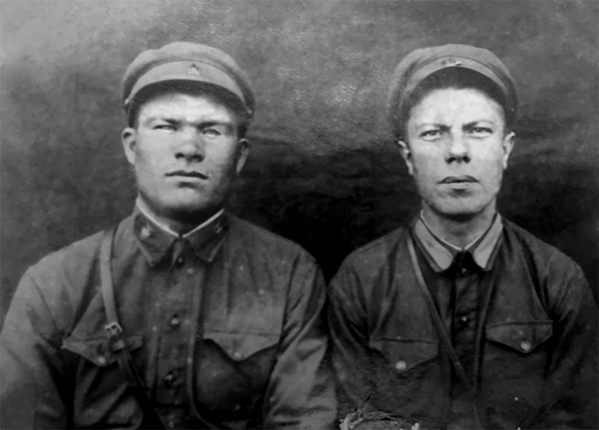 Иван Тимофеевич Воробьев (на фото – справа)