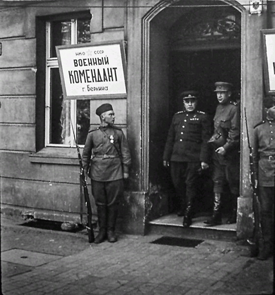 Первый комендант Берлина Герой Советского Союза генерал-полковник Николай Эрастович Берзарин выходит из здания комендатуры