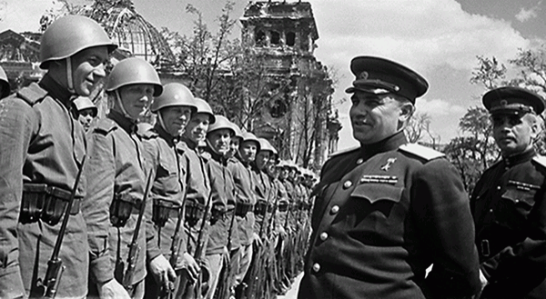 Первый военный комендант Берлина генерал-полковник Николай Берзарин проходит вдоль строя советских солдат, 1945 г.