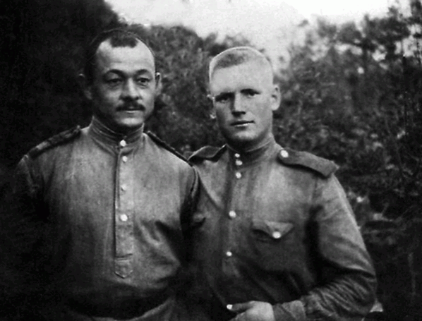 Григорий Елагин (справа)
