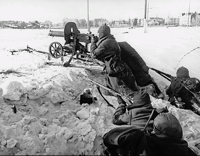 Расчет пулемета «Максим» (на полозьях) на позиции под Выборгом, март 1940 года