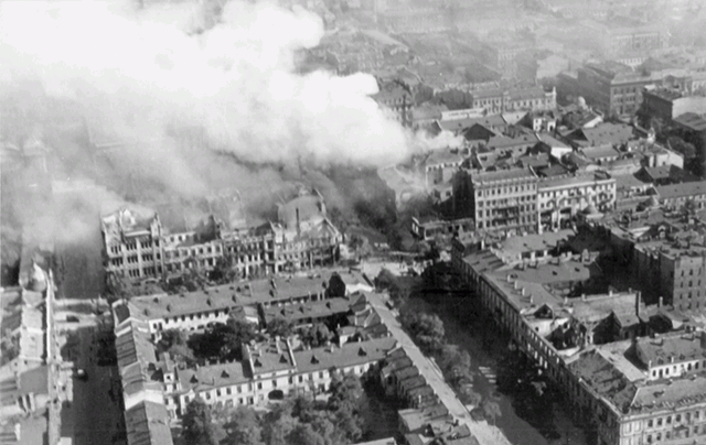 Горящая Одесса после обстрела фашистскими захватчиками, 1941 год