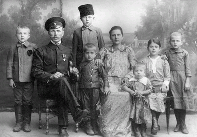 Семья Ермаченковых. Глава семьи Василий Дмитриевич, Дарья Матвеевна и шестеро детей. Василий Ермаченков – крайний слева. Российская Империя, 1910 год