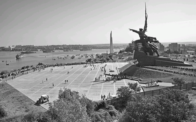 Памятник Солдату и Матросу в Севастополе. Памятник Солдату и Матросу в Севастополе. Воздвигнут в память о победе в Великой Отечественной войне. Расположен таким образом, чтобы своим величием встречать входящие в бухту корабли