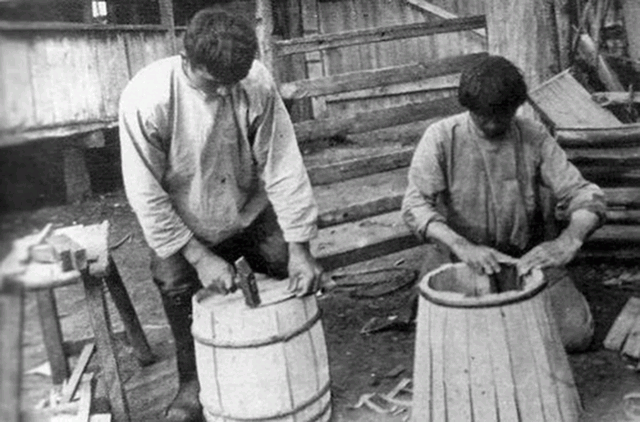 До войны прадед занимался строительством, а также ремеслом бондаря