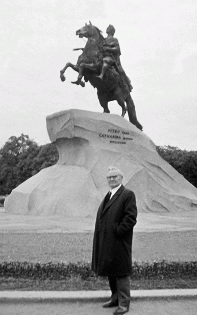 Иван Георгиевич Кузьмин у Медного всадника в Ленинграде