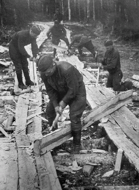 Советские солдаты строят дорогу через лес на Калининском фронте, октябрь 1941 года