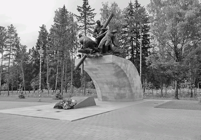 Памятник воинам-дорожникам, павшим в боях за Родину в Великой Отечественной войне, на 71-м километре Минского шоссе