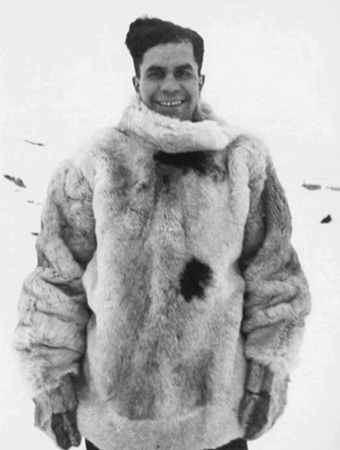 Разведчик Виктор Леонов в саамской меховой куртке, 1942 год