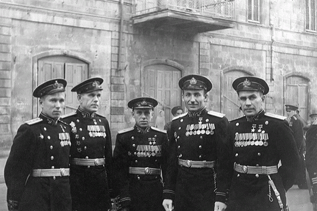 Капитан-лейтенант Виктор Леонов (крайний справа) с однокурсниками во время учебы в академии. Баку, 1948 год