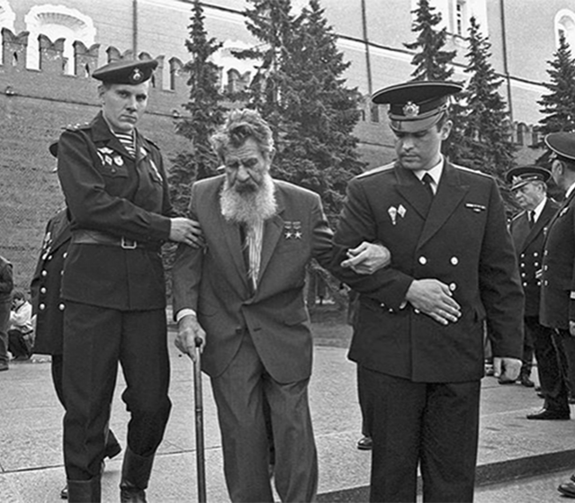 Виктор Николаевич Леонов у Могилы Неизвестного солдата, 2000 год