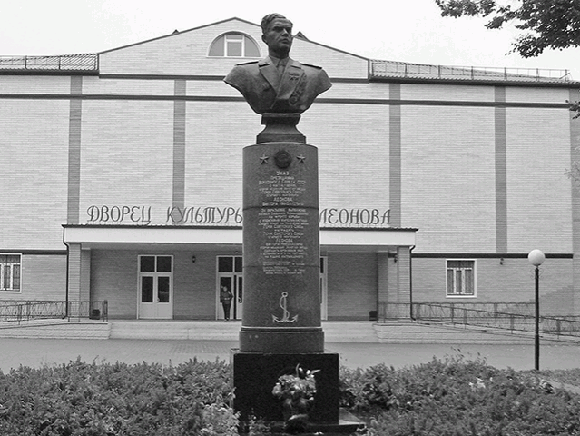 Памятник-бюст дважды Герою Советского Союза В. Н. Леонову на площади Урицкого в Зарайске