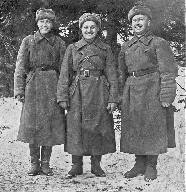 Отец Павел Леонович (справа) с однополчанами